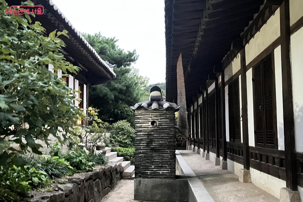 재실과 몸채 사이가 멀지 않고 한 단 아래에 몸채가 있다. ©김연희