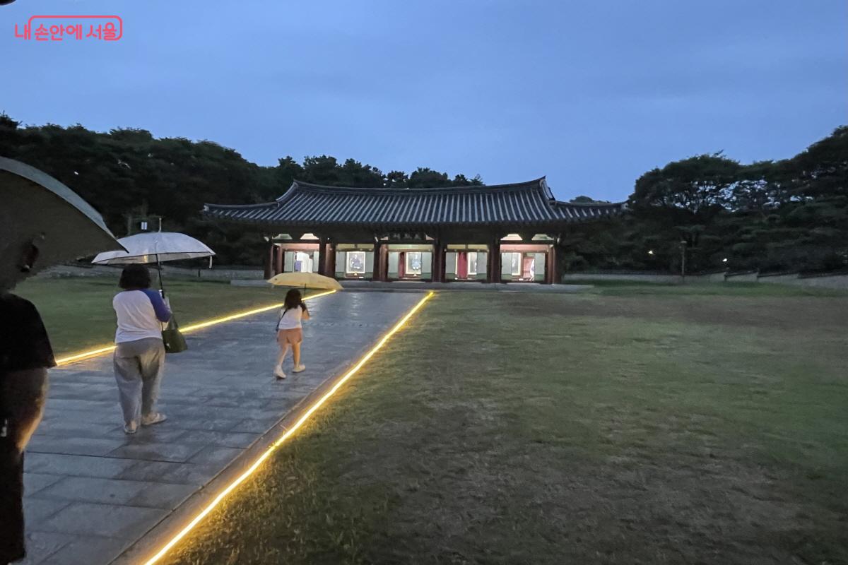 효창공원 야외 방탈출 마지막 관문인 의열사에 도착한 가족 체험자들 ©이정민