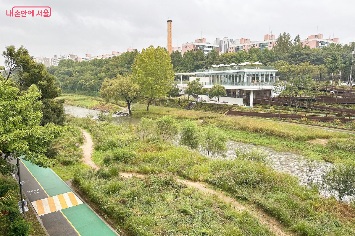 새롭게 개장한 '양재천 수변문화쉼터' ©김재형