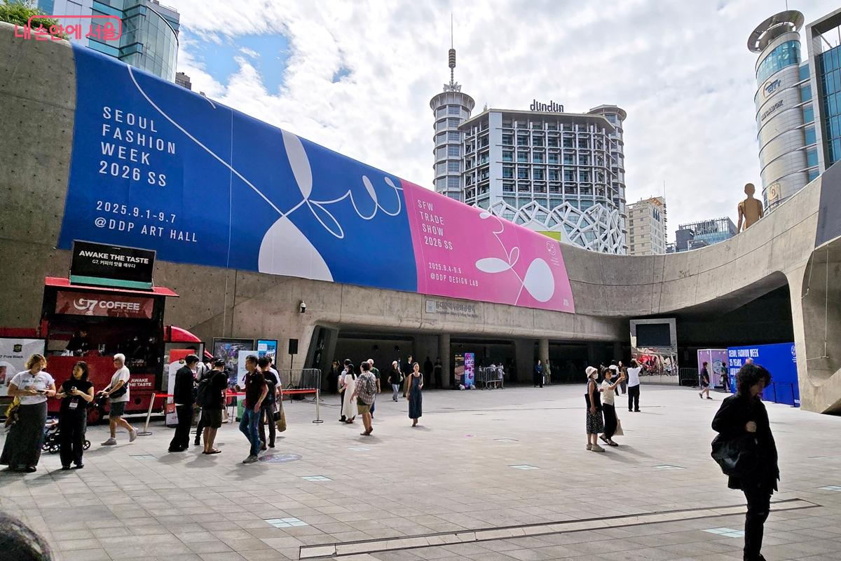 DDP에 붙여진 패션위크 알림.ⓒ김윤경