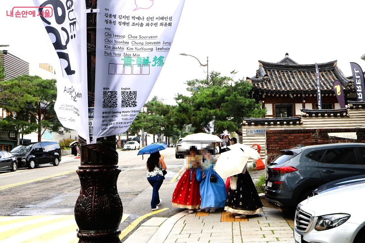 고운 한복을 차려 입은 외국인 관람객들이 북촌한옥마을 구경을 나왔다. ©이봉덕