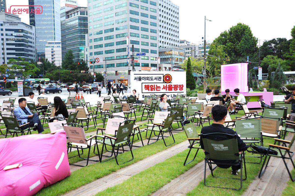 서울광장 분수대 쪽에는 빈백 대신 캠핑 의자를 설치했다. &copy;조수봉