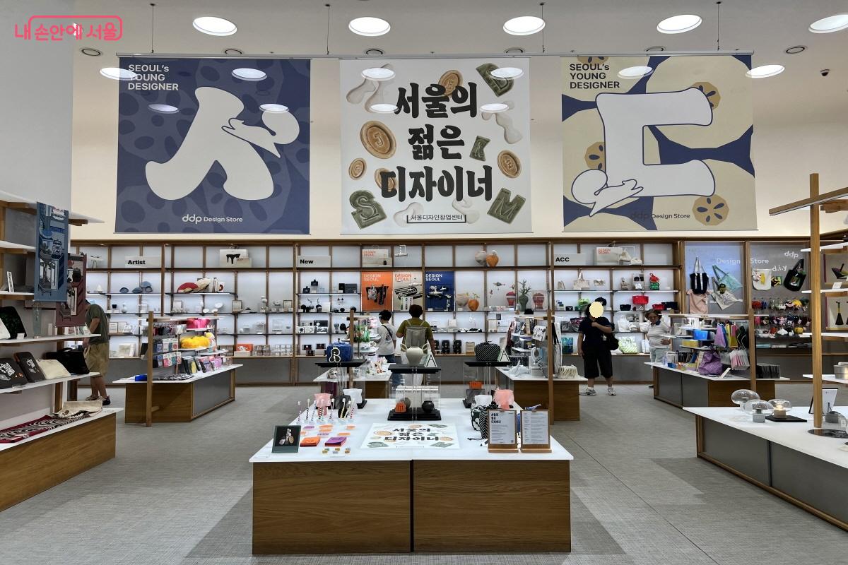 디자인스토에서는 서울의 젊은 디자이너의 작품을 만날 수 있다. &copy;박지영 