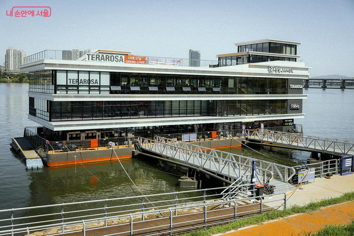 한강버스 잠실 선착장의 모습. 지하철 2호선 잠실새내역 6번 출구에서 도보 10분 거리에 있다. &copy;김아름