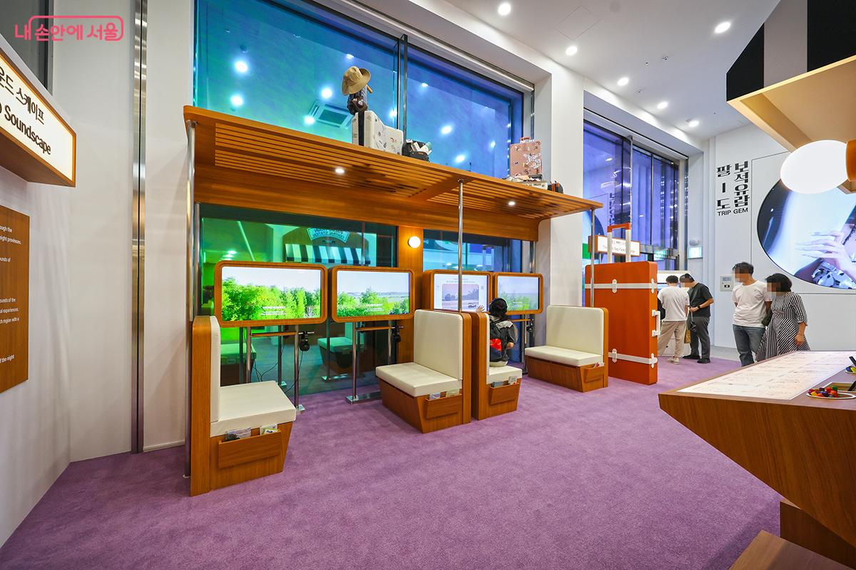 많은 시민들이 오가며 이색적인 여행을 즐기고 있다 &copy;김주연