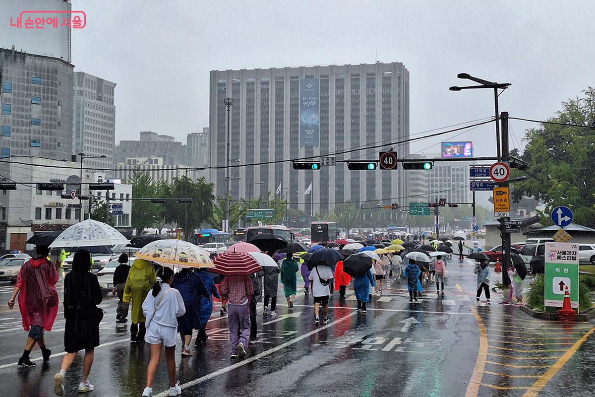 경복궁 사거리를 지나 광화문광장이 가까워질수록 시민들의 얼굴에는 걷기 행사가 벌써 끝난다는 아쉬움마저 느껴진다.