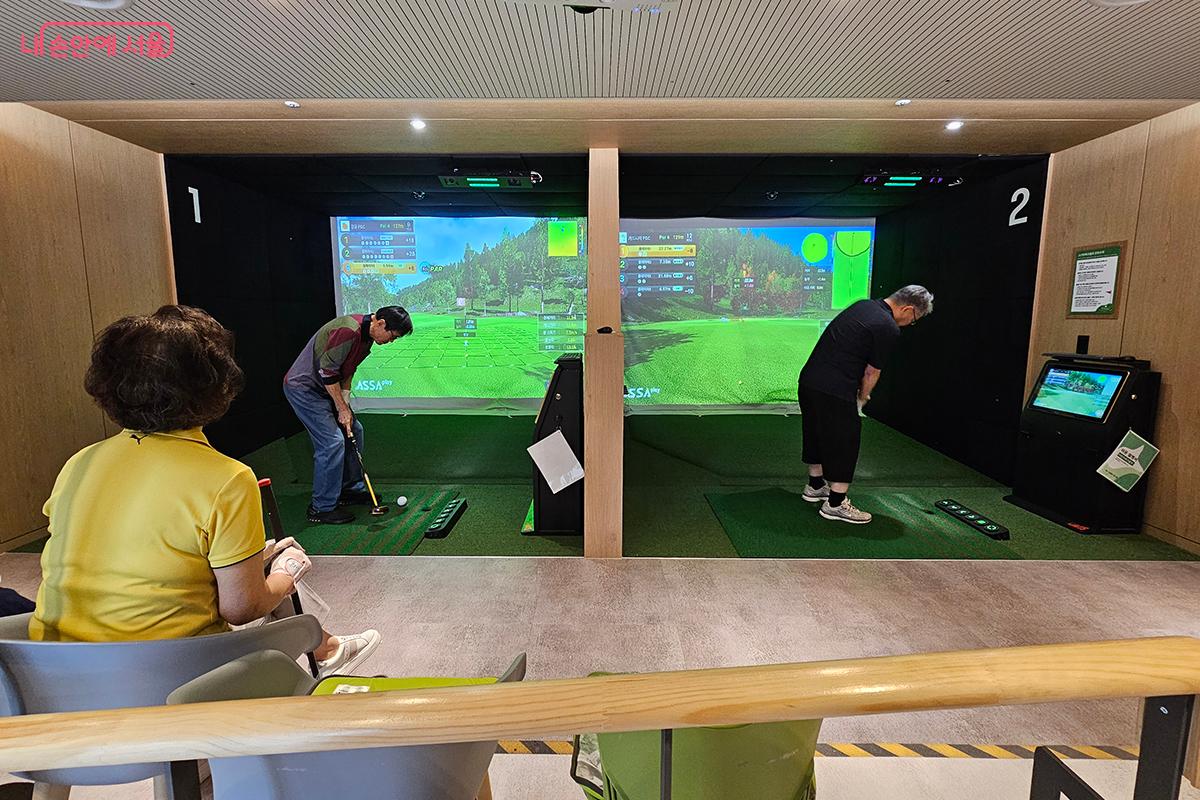 4층 스크린파크 골프장은 최신 시설을 갖춘 실내 골프 연습 공간이다. ©이혜숙