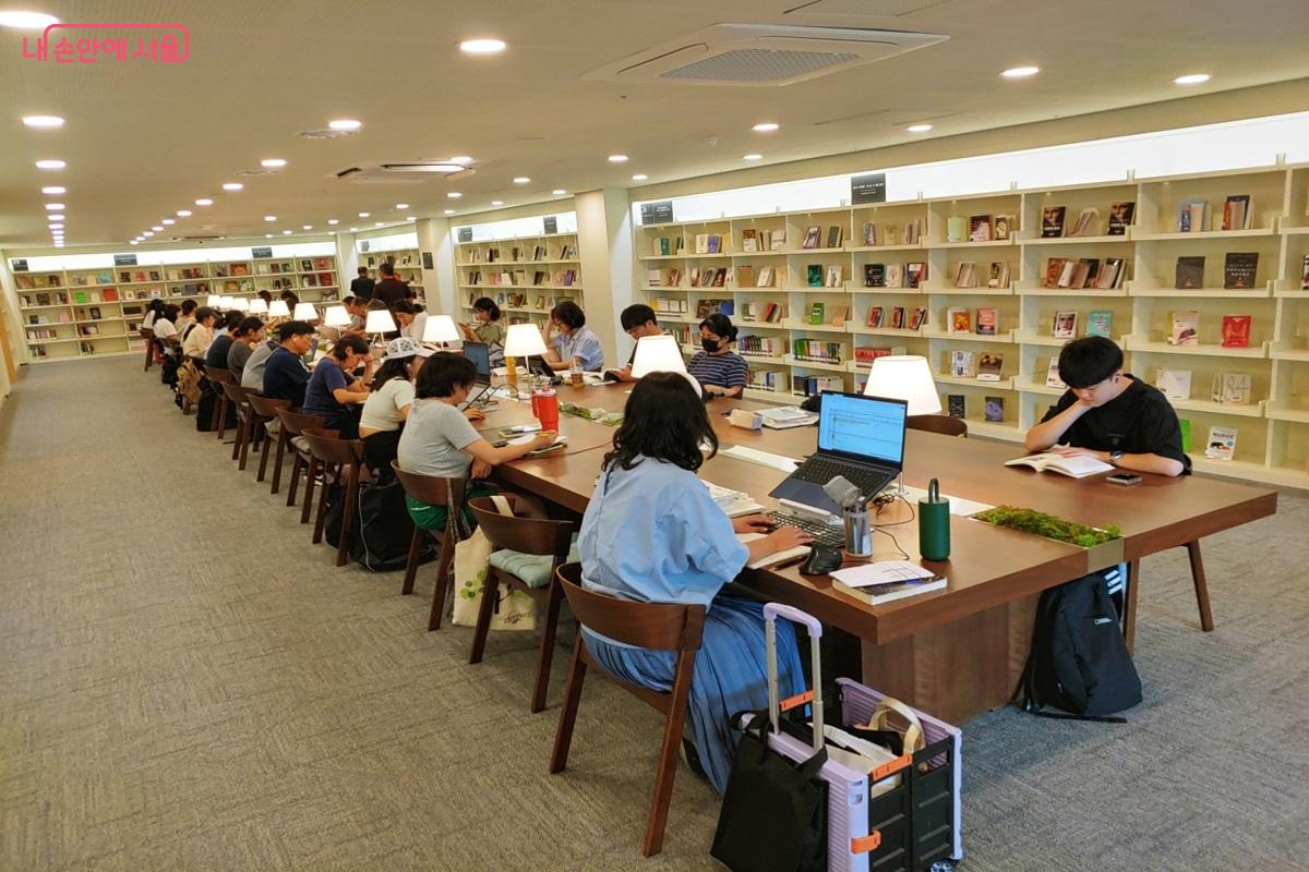 36명의 사람들이 동시에 앉을 수 있는 18m 대형 테이블석 ©엄윤주