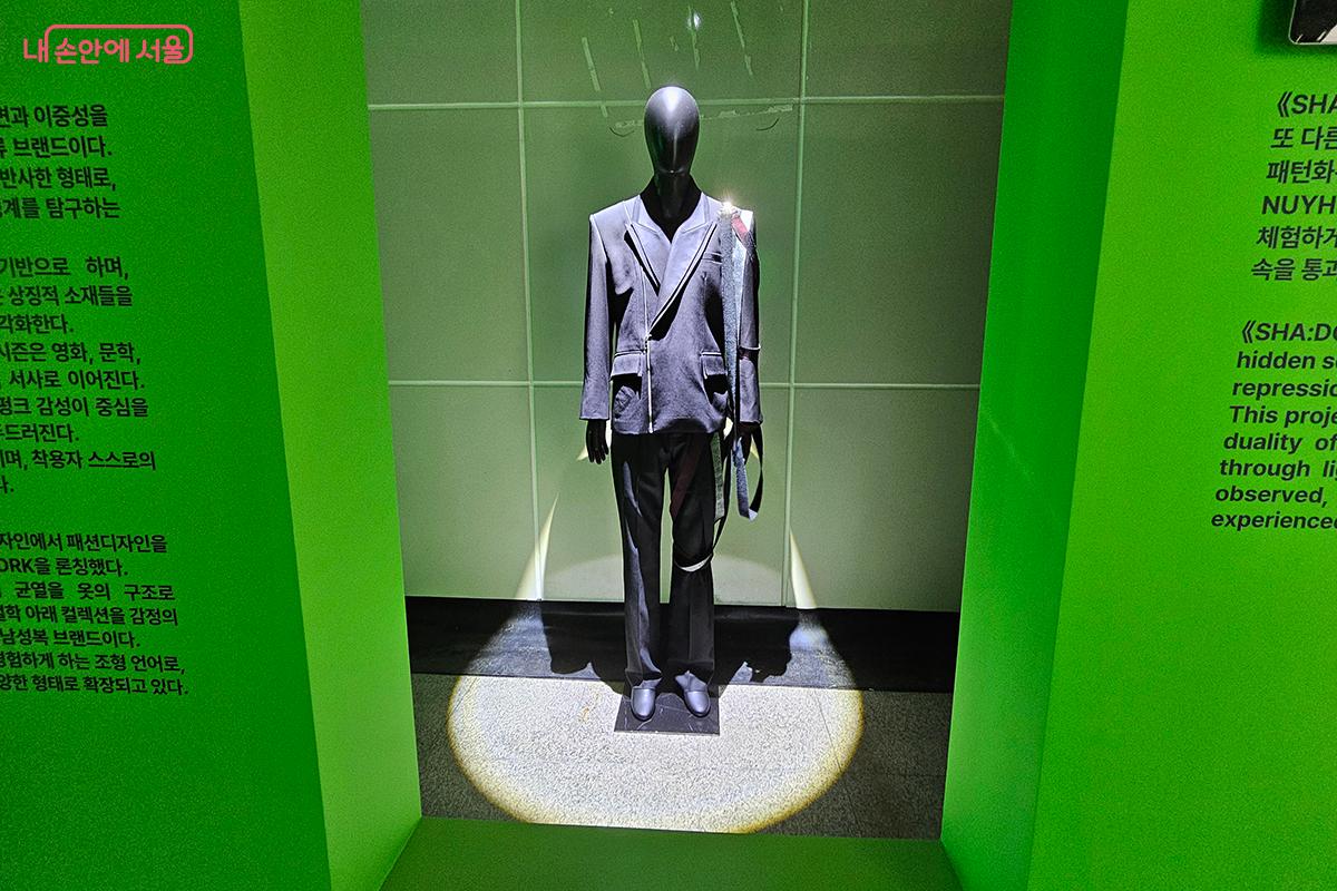 인간의 억눌린 감정 속에서 분리되어 나온 또 다른 자아, 그림자를 콘셉트로 한다. ©이혜숙