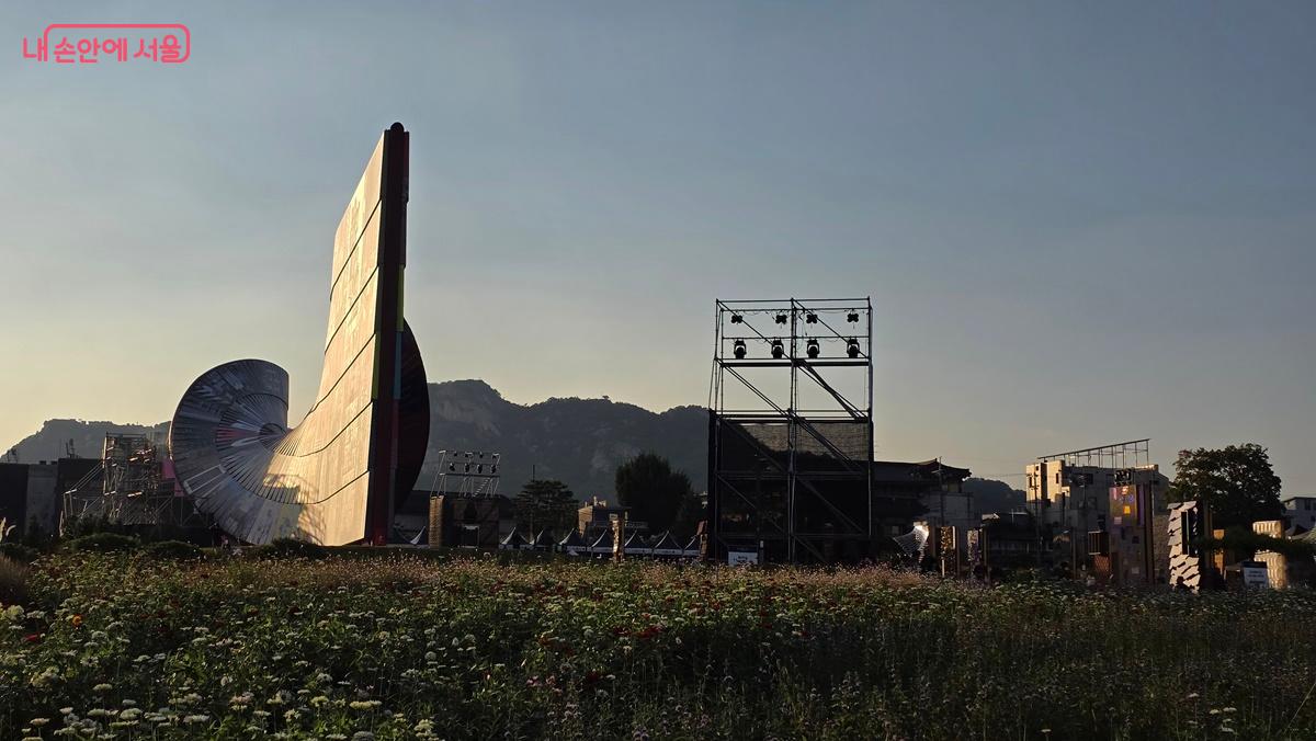 열린송현녹지광장의 휴머나이즈월은 다양한 꽃들과 뒤쪽 능선이 어우러져 멋진 풍경을 만든다. ⓒ최용수