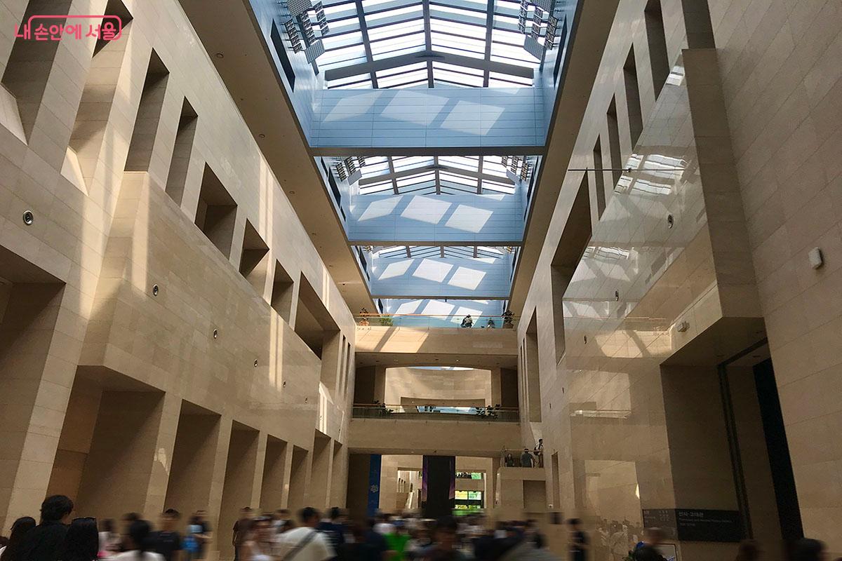 국립중앙박물관에서 전시 관람 및 굿즈를 구입했다. &copy;이정민