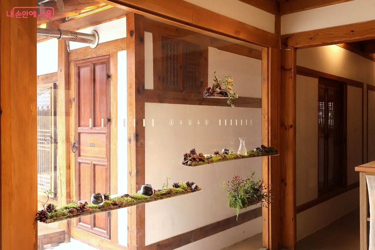 맑은 통 창에 장식된 자연 정원의 풍경이 인상적이다. ©이봉덕