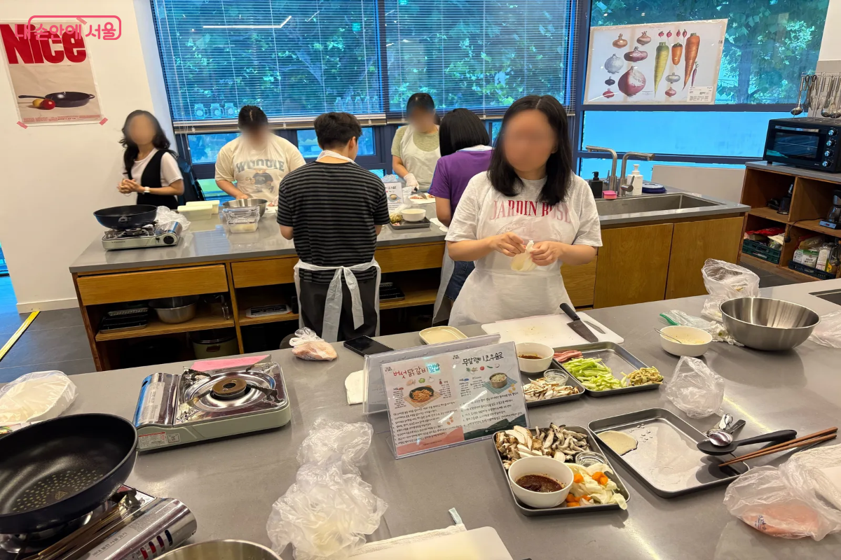 실습에 몰두하고 있는 참가자들 &copy;이혜린