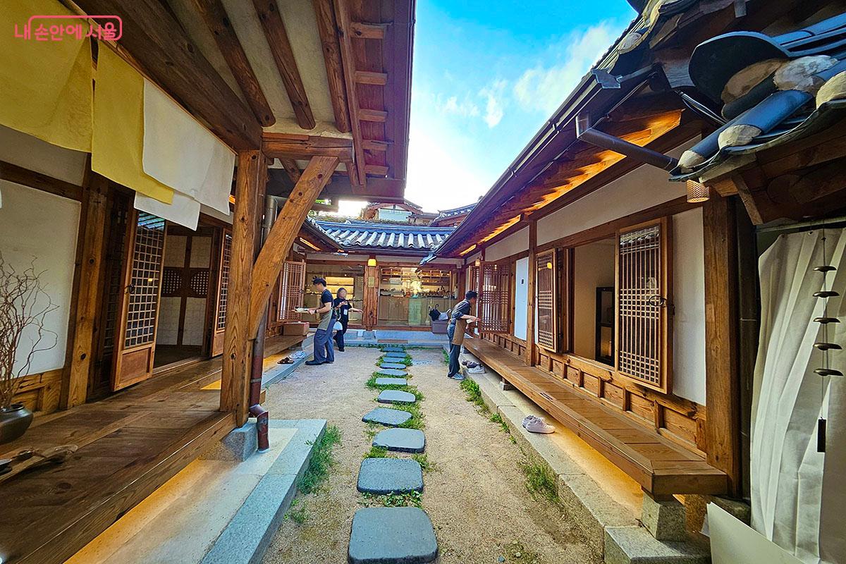 한옥의 고즈넉함을 느낄 수 있는 북촌라운지 ©이정민