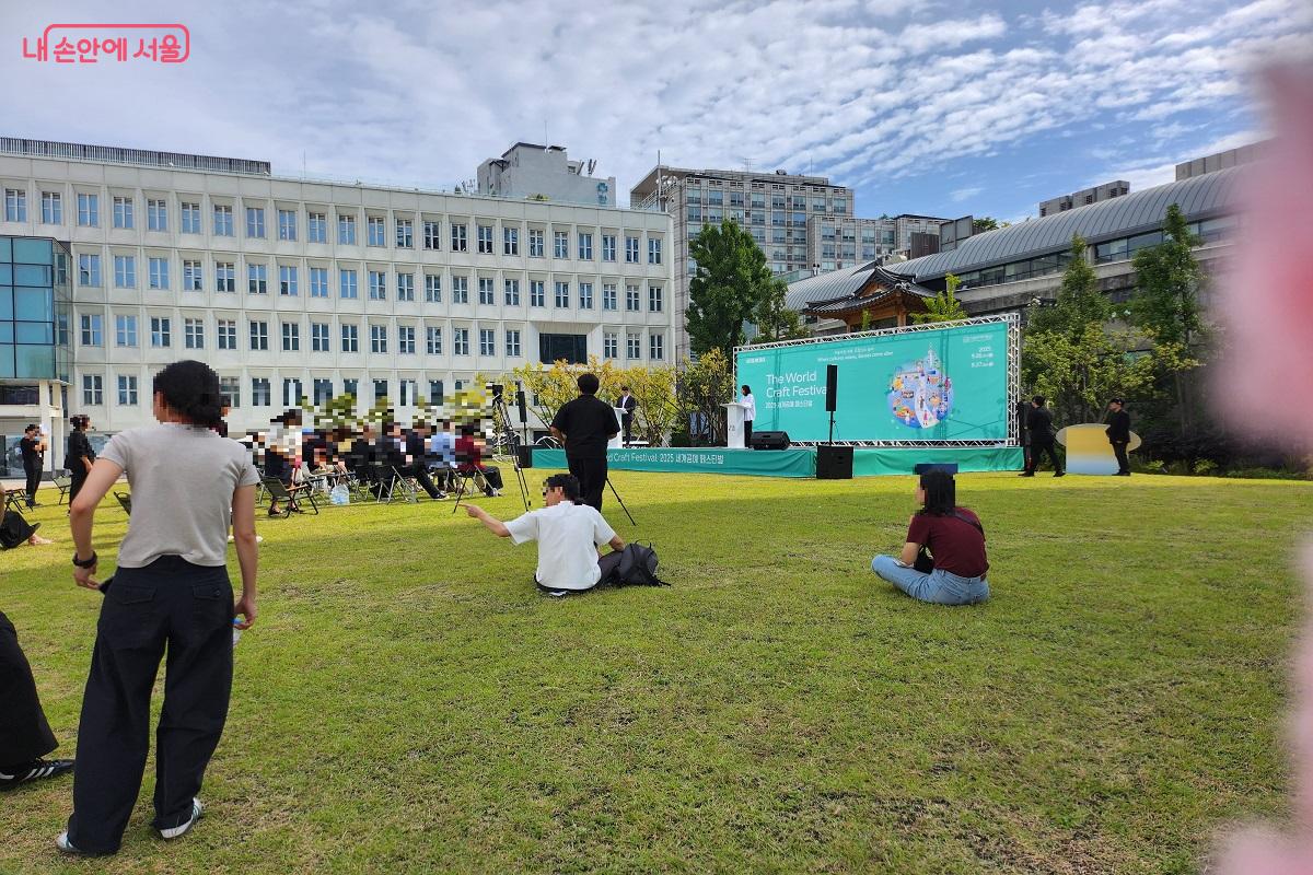 박물관 야외 마당에 마련된 특별 무대 식전 공연 ©이소현