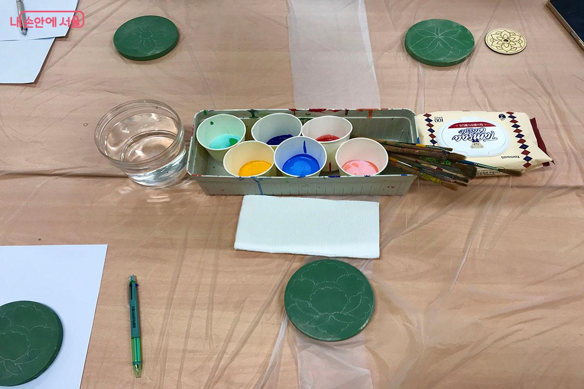 단청 밑그림에 채색을 하는 작업 &copy;이정민