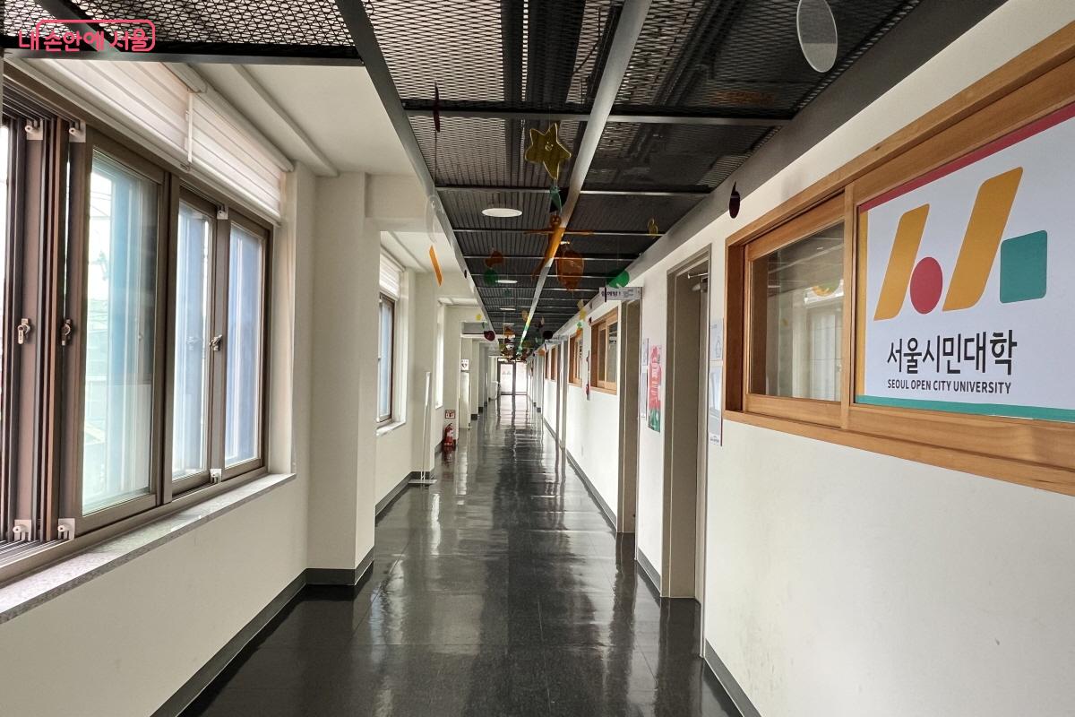 교실 복도와 내부가 학창시절을 떠올리게 하는 4층 공간 ©박지영