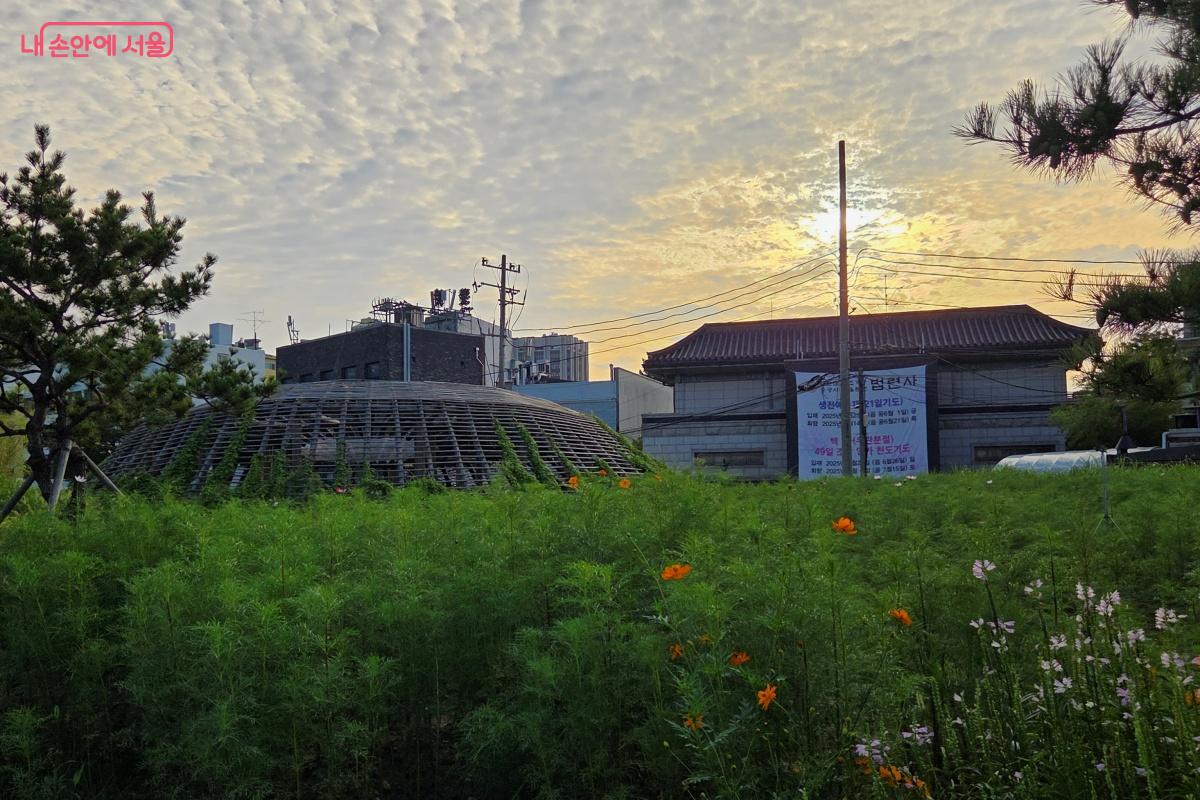2023 서울도시건축비엔날레 작품인 한옥 파빌리온 ‘짓다’를 지나간다. ©김미선