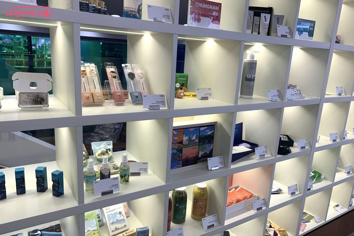 각양각색의 지역 굿즈를 구매할 수 있는 '팔도보석 상점' ©김장호