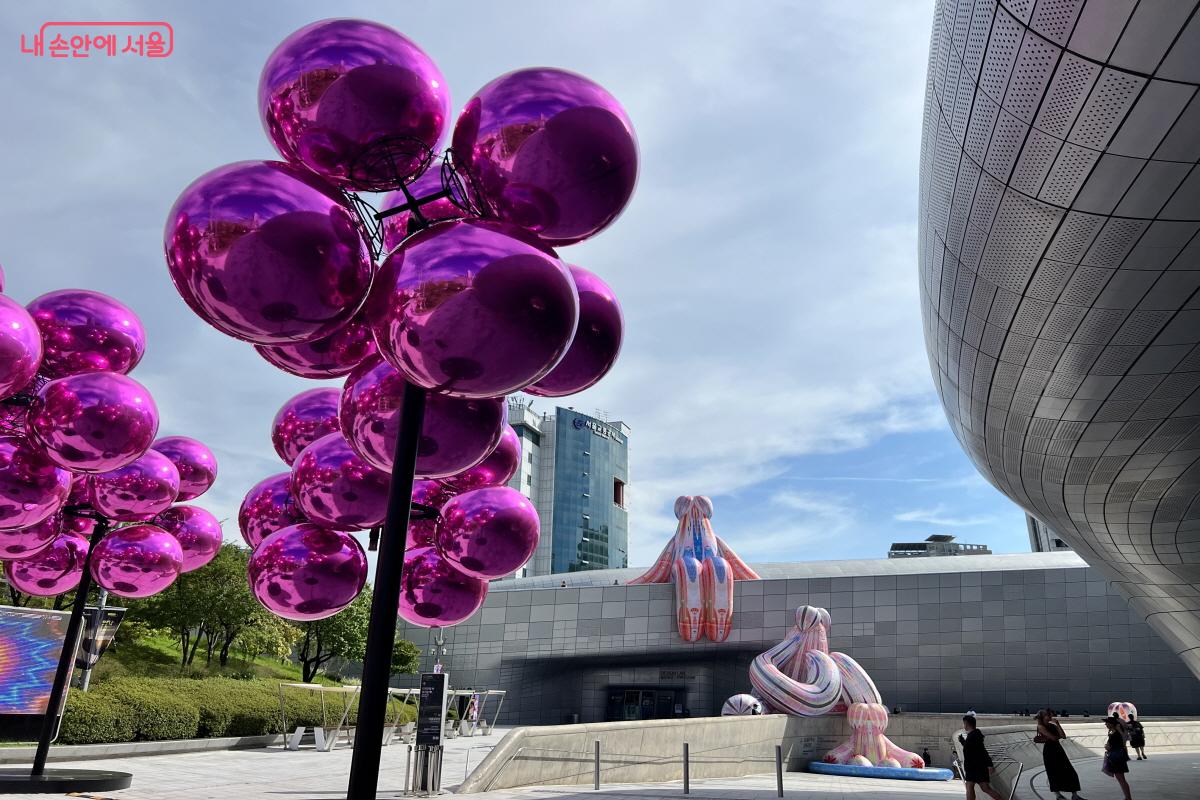 DDP에 전시된 대형 설치작품이 시선을 사로잡는다. &copy;박지영