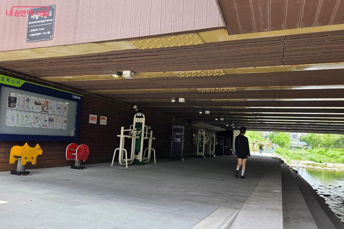 다리 아래에는 운동기구가 설치되어 있어 누구나 건강한 일상을 보낸다. ©김미선