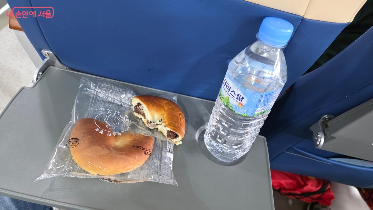 좌석마다 간이 테이블이 있어 책을 보거나 음료 등을 마실 때 편리하다. ⓒ최용수