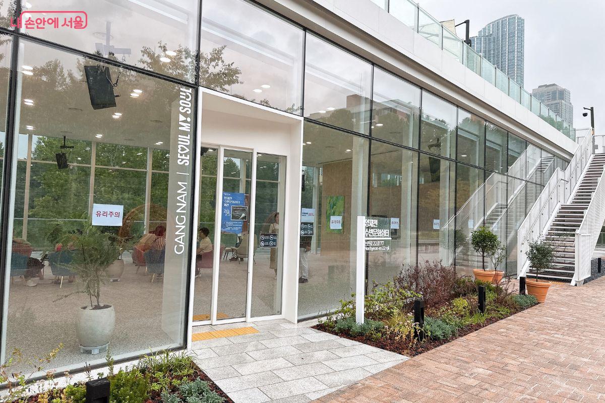 1층 양재천수변문화쉼터 입구©김재형