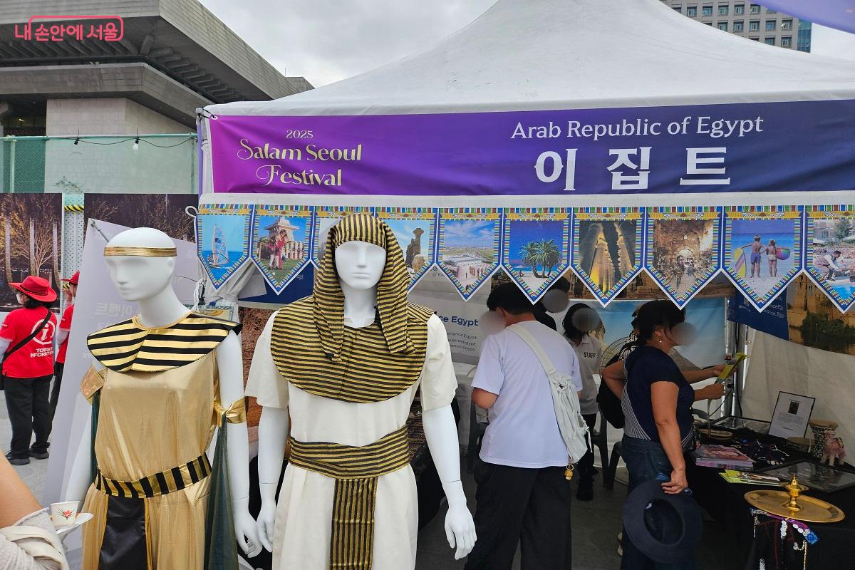 영화에서나 볼 수 있었던 이집트 전통 의상을 가까이서 체험했다. ©김진호