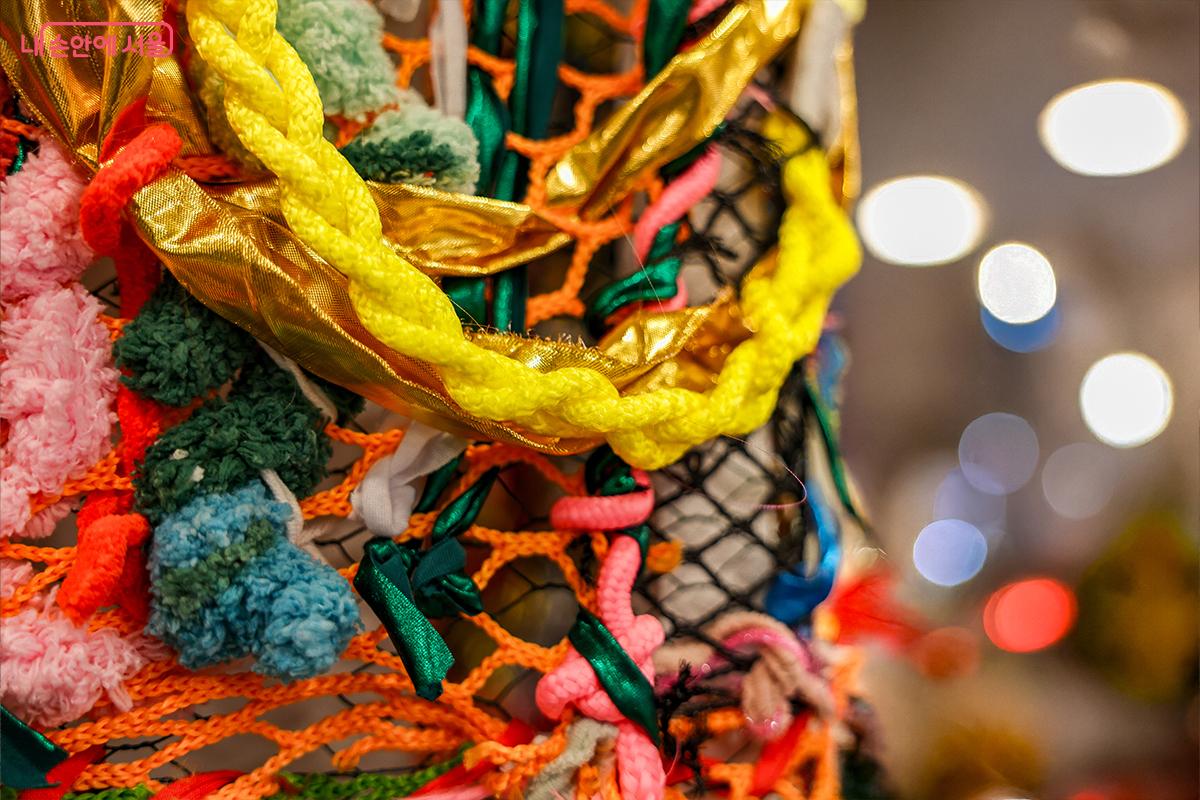 다채로운 색실로 엮은 창의적 설치 작품 &copy;장신자