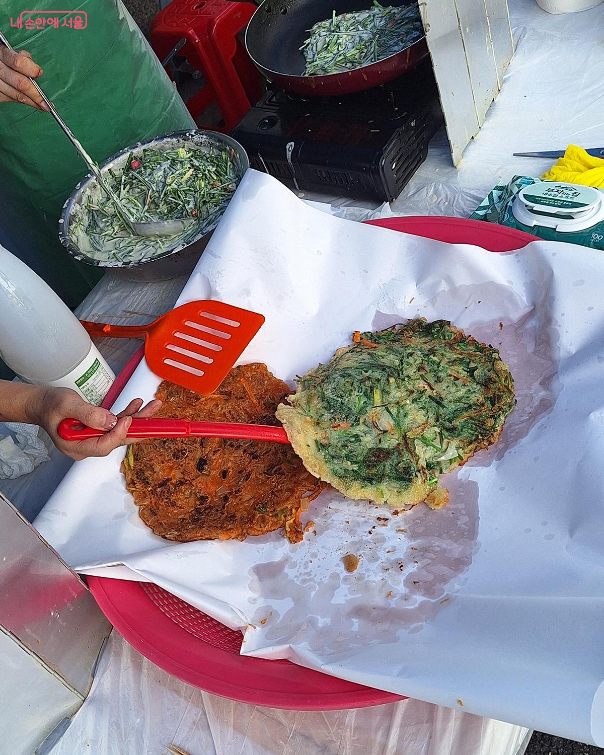 김치전 파전을 시중가보다 훨씬 저렴한 가격으로 판매해 축제를 즐기러 온 시민들의 즐거움을 더한다.