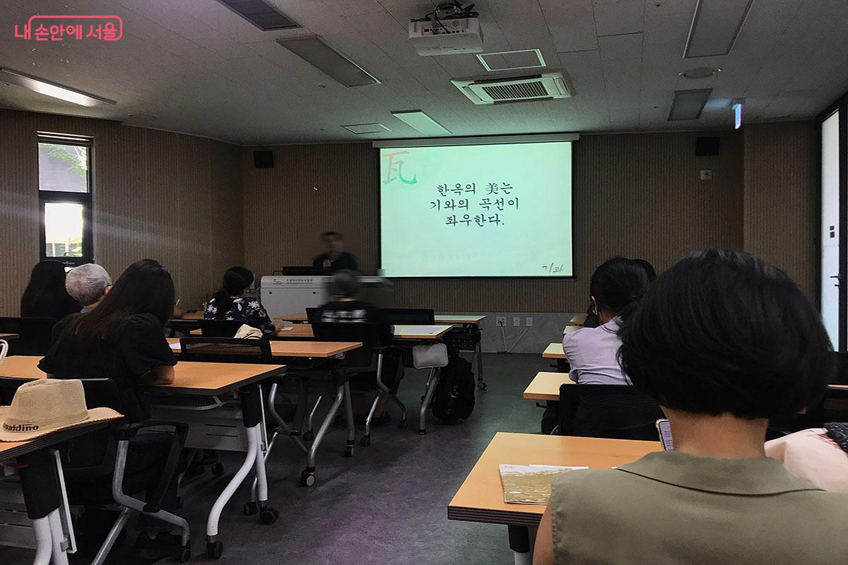 은평역사한옥박물관에서 번와장 강연을 듣고 있는 시민들 &copy;이정민