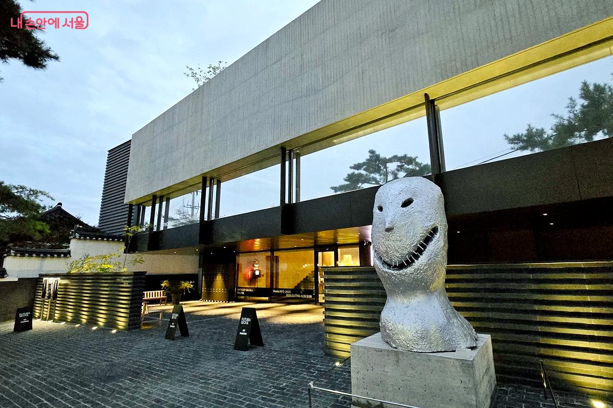 북촌이라는 장소가 지닌 역사적 맥락과 도시 풍경을 섬세하게 담아낸 ‘푸투라서울’ 전시장 ©김윤경