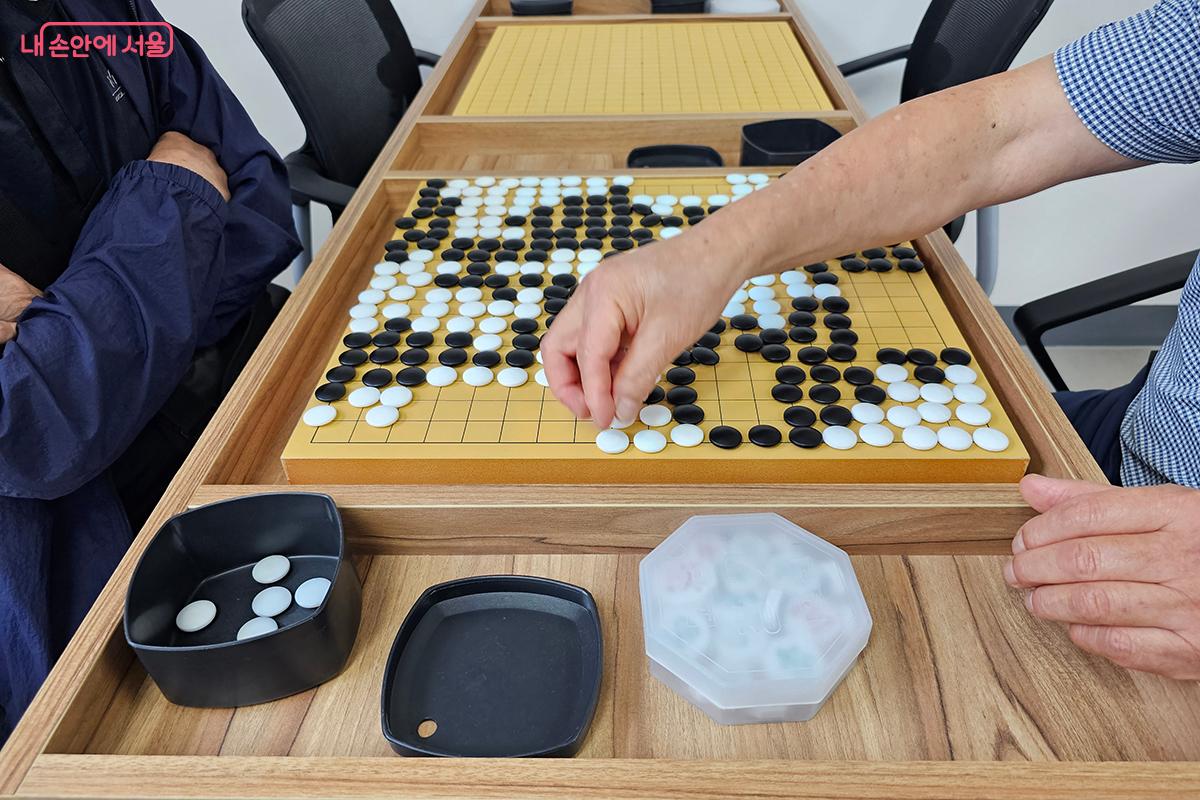 2층 바둑장기실은 어르신들이 깊이 있는 두뇌 활동과 정적인 여가를 즐기는 공간이다. ©이혜숙