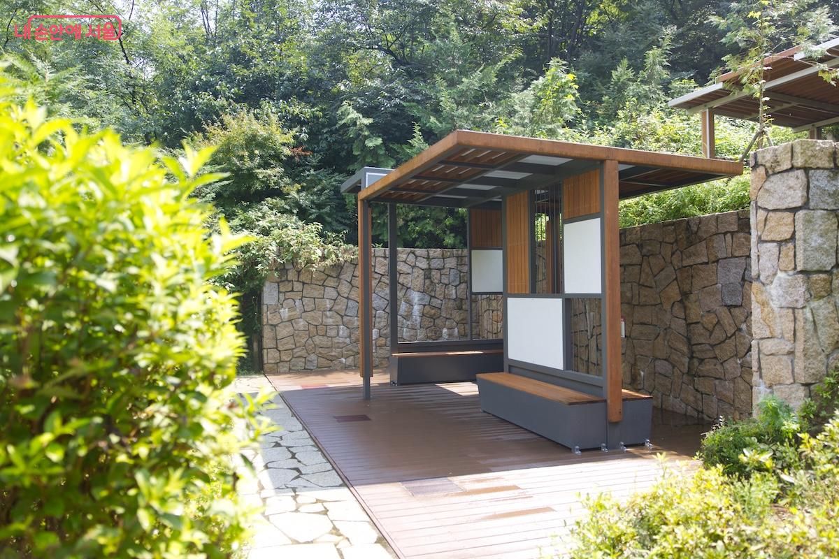 도심 속 소중한 녹지를 즐기며 명상을 즐기거나 가벼운 피크닉을 즐겨도 좋을 것 같다