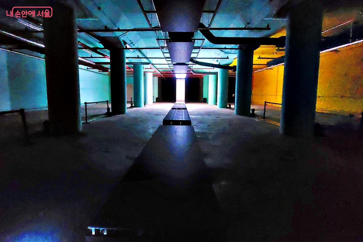 전시 공간은 원래 지하철 10호선 환승 통로로 계획되었다가 미사용 상태로 남아있던 신당역 10번 출구 유휴 공간. 직선 150m의 길고 좁은 구조는, 놀랍게도 전시 몰입도에는 안성맞춤이었다. ©정향선