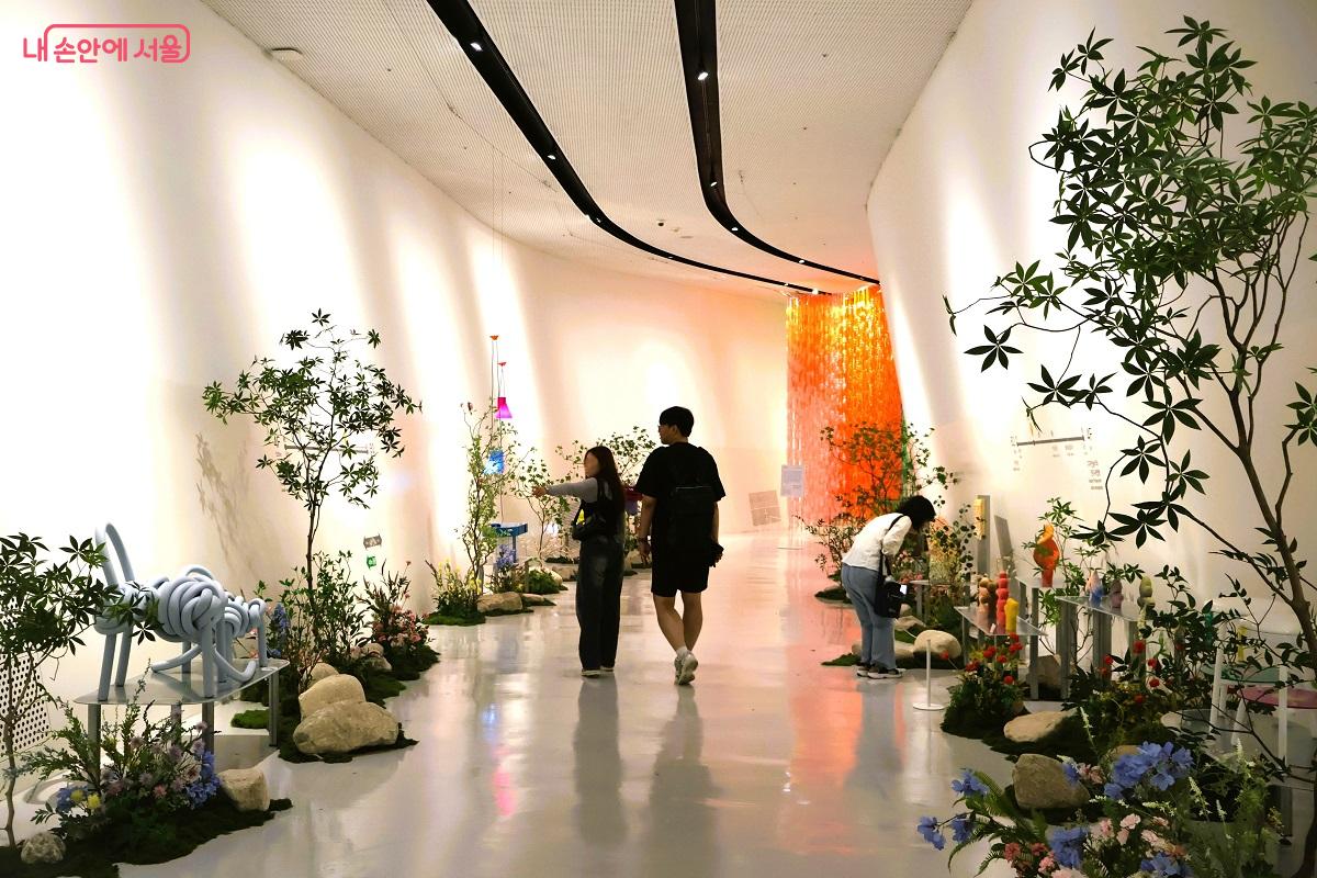 식물·조명·색채가 어우러져 특별한 휴식과 예술적 영감을 선사한다. ©이봉덕