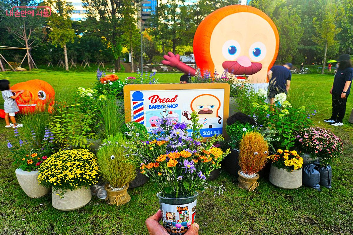 '브레드 이발소 가든'에서 진행된 재활용품을 활용한 꽃꽂이 체험 인증사진 ©이정민