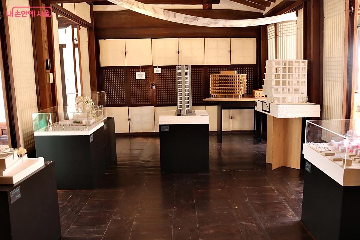 북촌문화센터에서 제43회 서울시 건축상 수상작 기획전이 열리고 있다. &copy;정향선