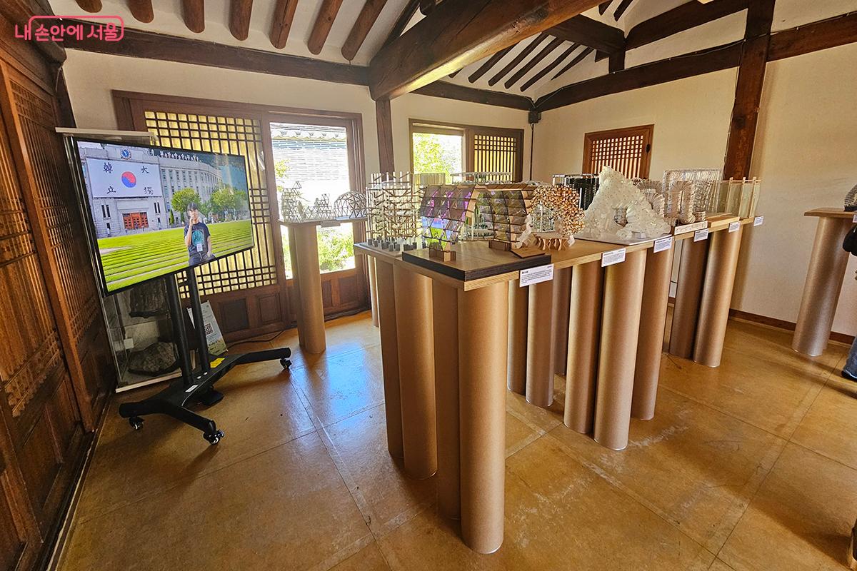 학생들이 직접 만든 섬세하고 아기자기한 파빌리온 모형들 ©백승훈