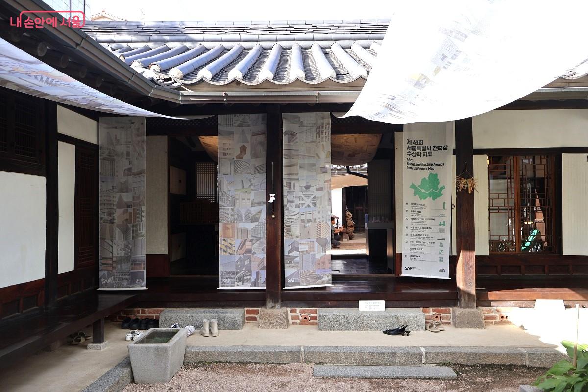 8개의 수상작 전시가 열리고 있는 <2025 서울시 건축상 수상작 전시회 기획전> 전시장 입구 ©이봉덕