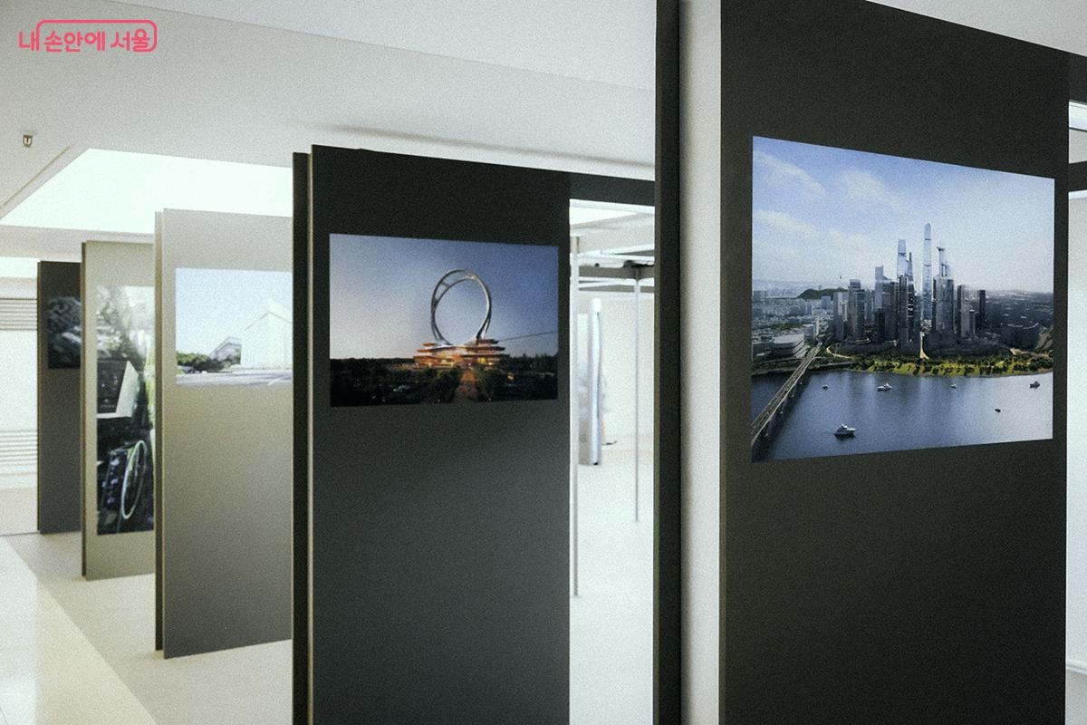 옛 철도차량기지를 글로벌 비즈니스 중심지로 재탄생시키는 미래 도시 개발 프로젝트인 '용산 서울 코어', 천체 관측 기구 ‘혼천의’를 모티브로 한 세계 최대 규모의 바큇살이 없는 트윈 대관람차 및 복합문화시설 조성 민간투자사업 등을 소개하고 있다. ⓒ김아름