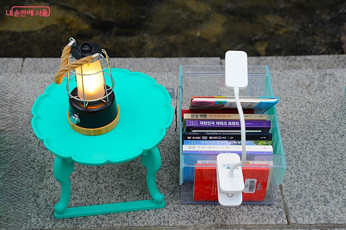 서울색인 &lsquo;그린 오로라&rsquo; 색깔의 소반과 독서등 그리고 책바구니 &copy;조수봉