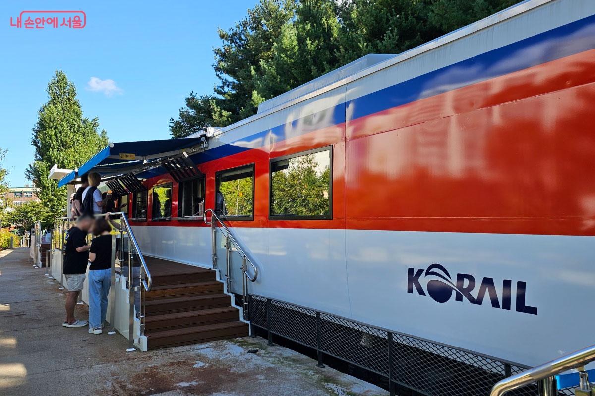 기차를 개조해 카페를 만들었다. ©홍혜수