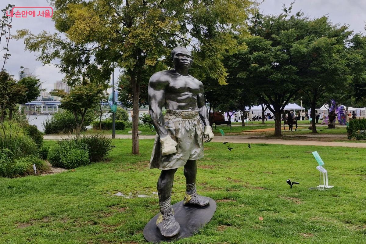 ‘난민복서’를 측면에서 보면 복서의 모습이 정상적인 비율로 보인다. ©임채영