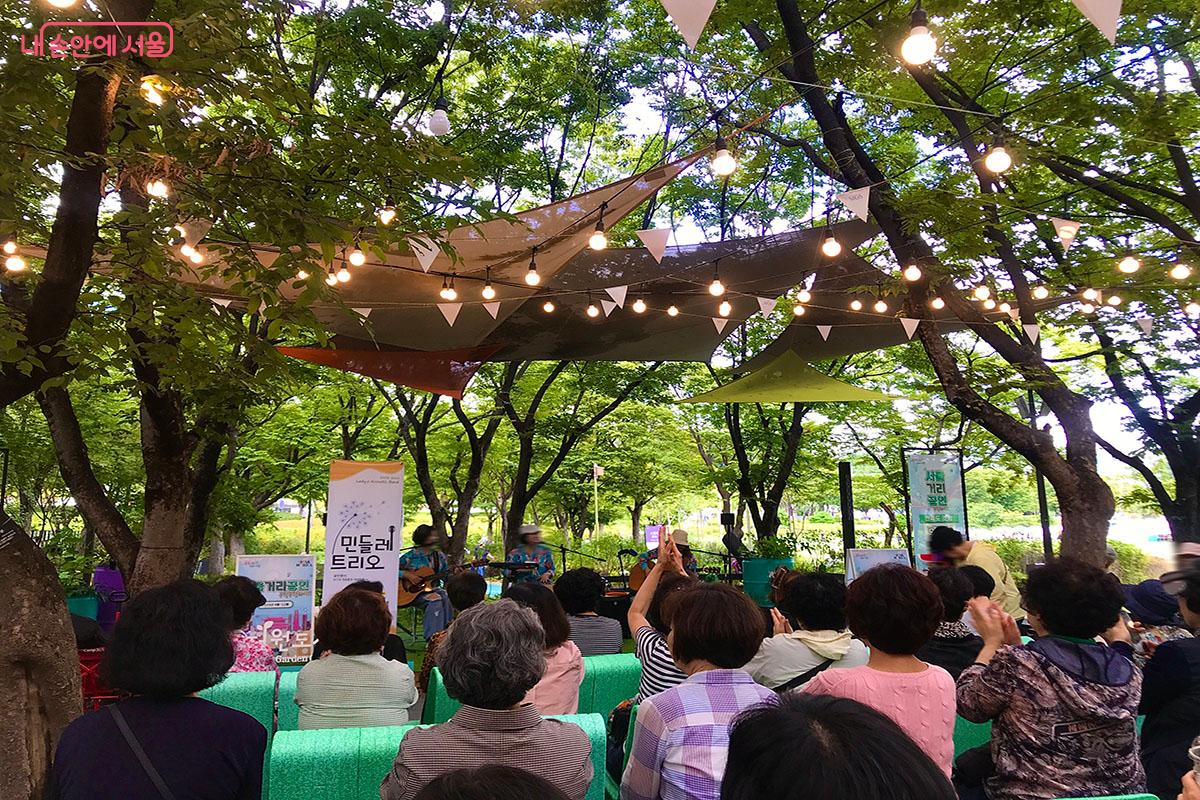 '정원작은음악회(구석구석라이브)'에서 버스킹공연을 관람하는 시민들 ©이정민