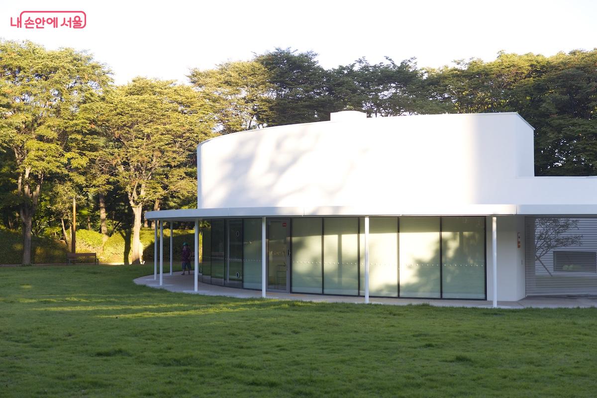 유니버셜 디자인이 적용된 것은 물론, 부모님과 아이들이 함께 즐길 수 있는 콘셉트의 놀이터다. ©임중빈