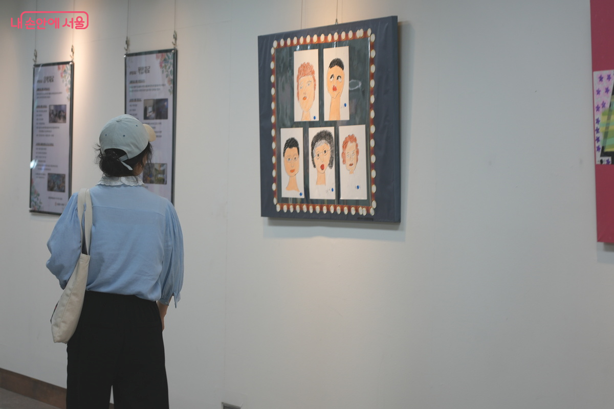 아뜨리애 갤러리에서 미술치료 프로그램에 참여한 치매 어르신들이 만든 작품을 전시한다. &copy;우현희