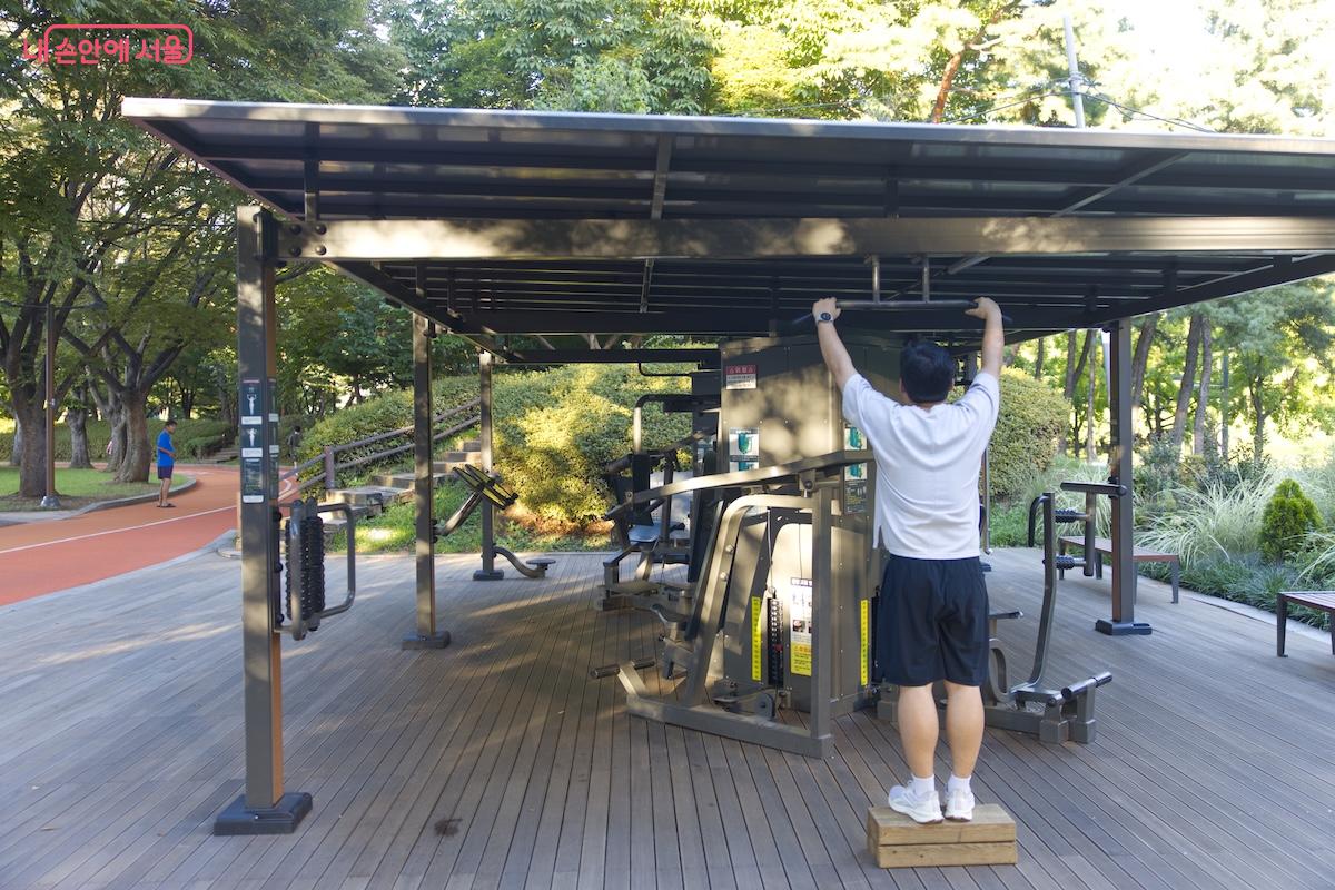 시민들이 건강라운지에서 열심히 운동을 즐기고 있다. ©임중빈