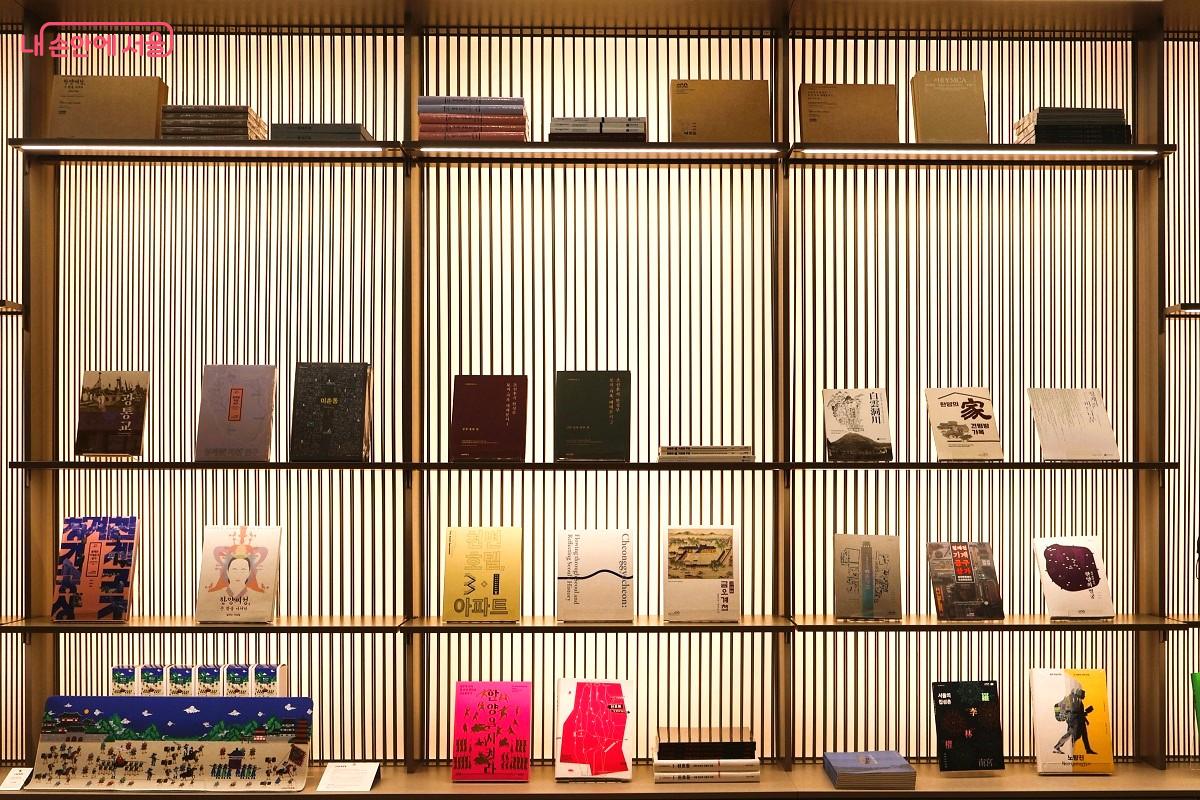 한옥 창살을 배경으로 서울의 역사적 가치와 다양한 문화 기록이 담긴 전시도록을 함께 볼 수 있다. ©이봉덕