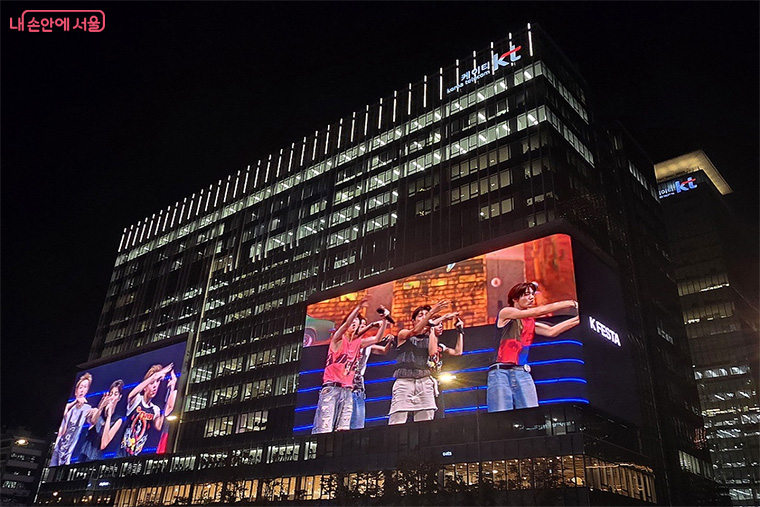 KT광화문빌딩 웨스트 사옥 외벽에 광화문스퀘어가 공개됐다. &copy;김범석